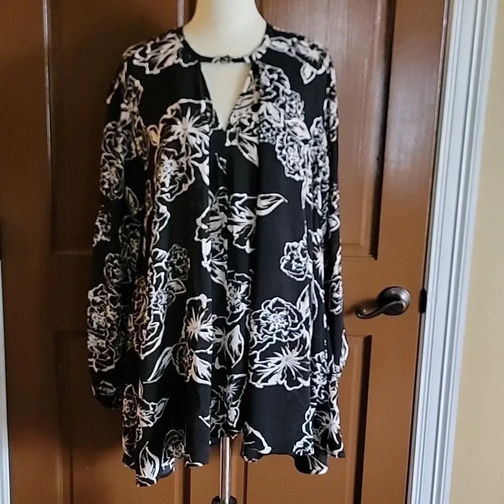 Free People-blk/iv/tan long sleeved print top with band around neck. S/M. NWT.